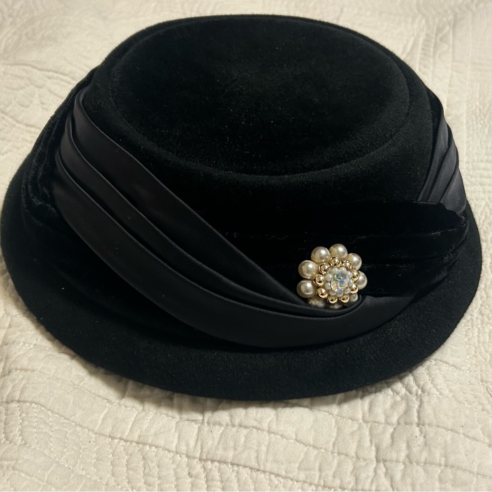 Fabulous Vintage Lady Beatrice Style Hat
